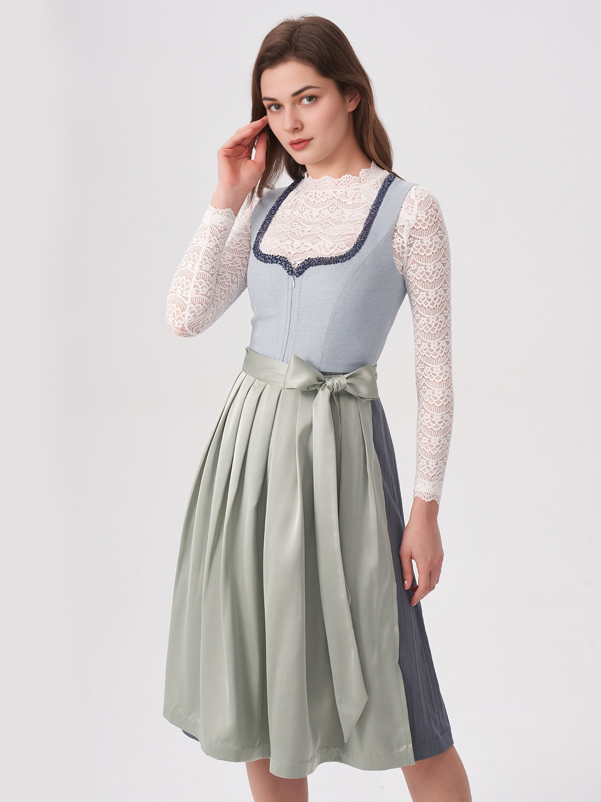 Modernes dunkelblaues Dirndl mit figurbetonter Taille und raffiniertem Schnitt