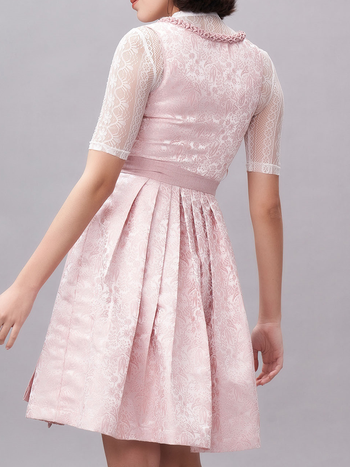 Modernes Dirndl in Rosa mit zeitgemäßem Schnitt
