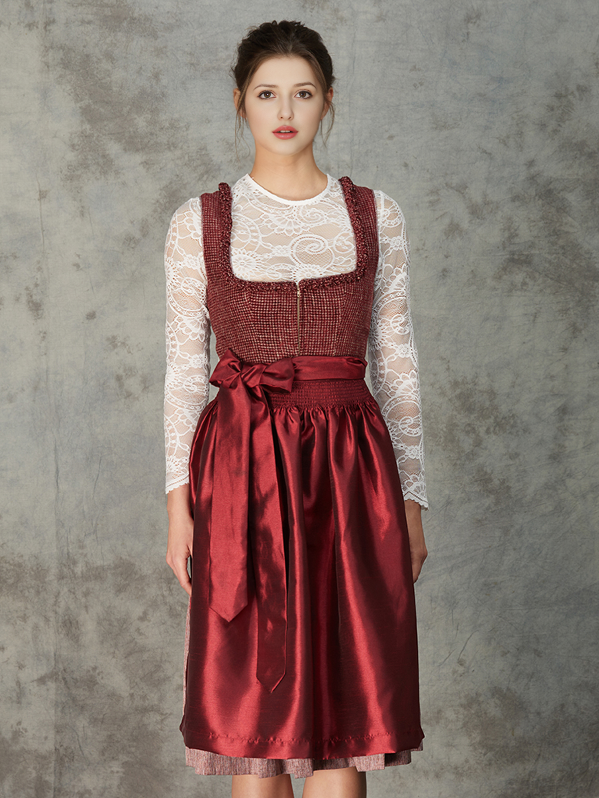 Rotes Dirndl in eleganter Ausführung