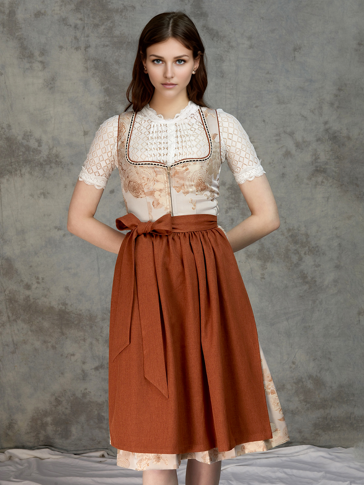 Dunkelgrün Dirndl mit traditioneller Stickerei