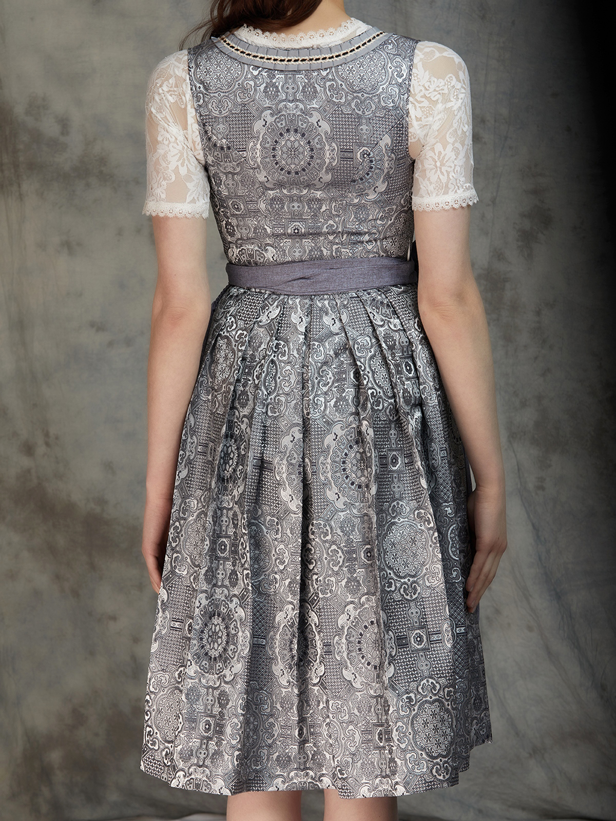 Dirndl Mini in Grau – Elegant & Bezahlbar