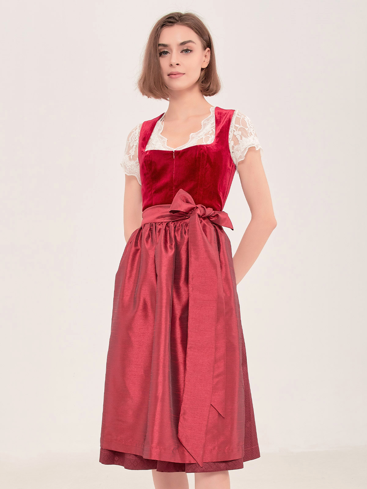 Modernes rotes Dirndl mit floralen Details