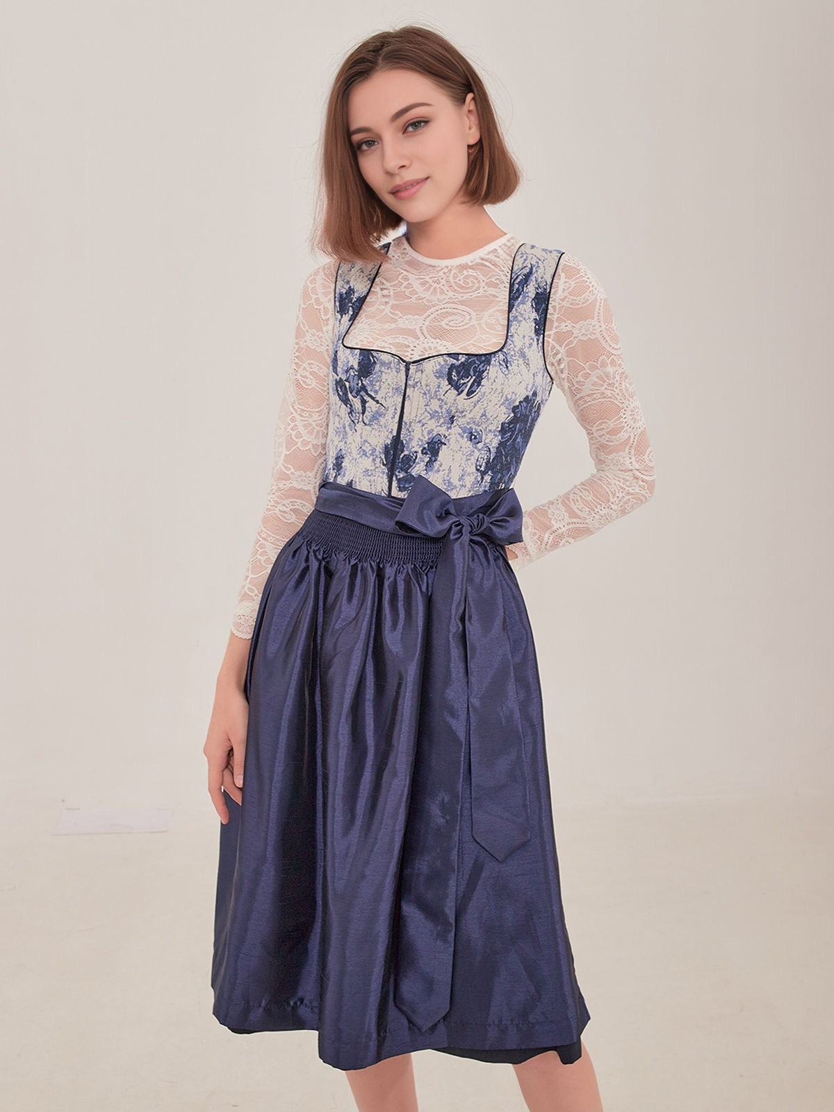 Schwarzes Samt Dirndl mit blauer Schürze
