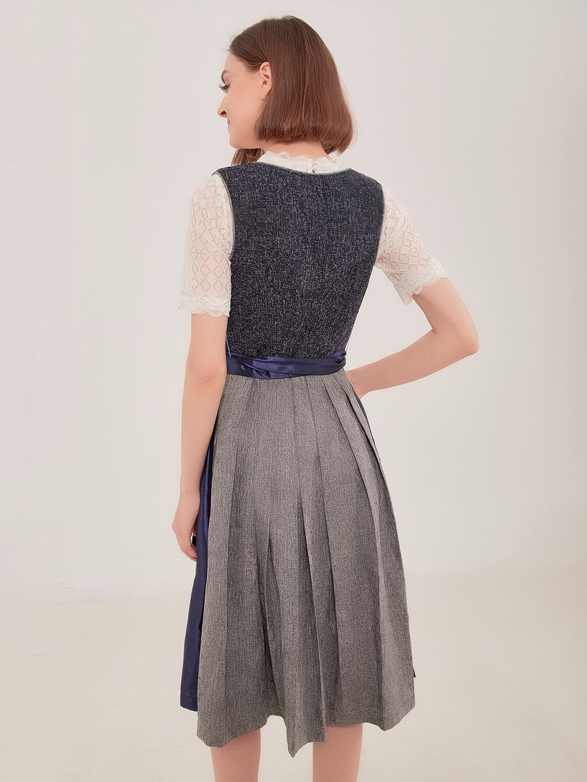 Dirndl in Blau mit floralen Details