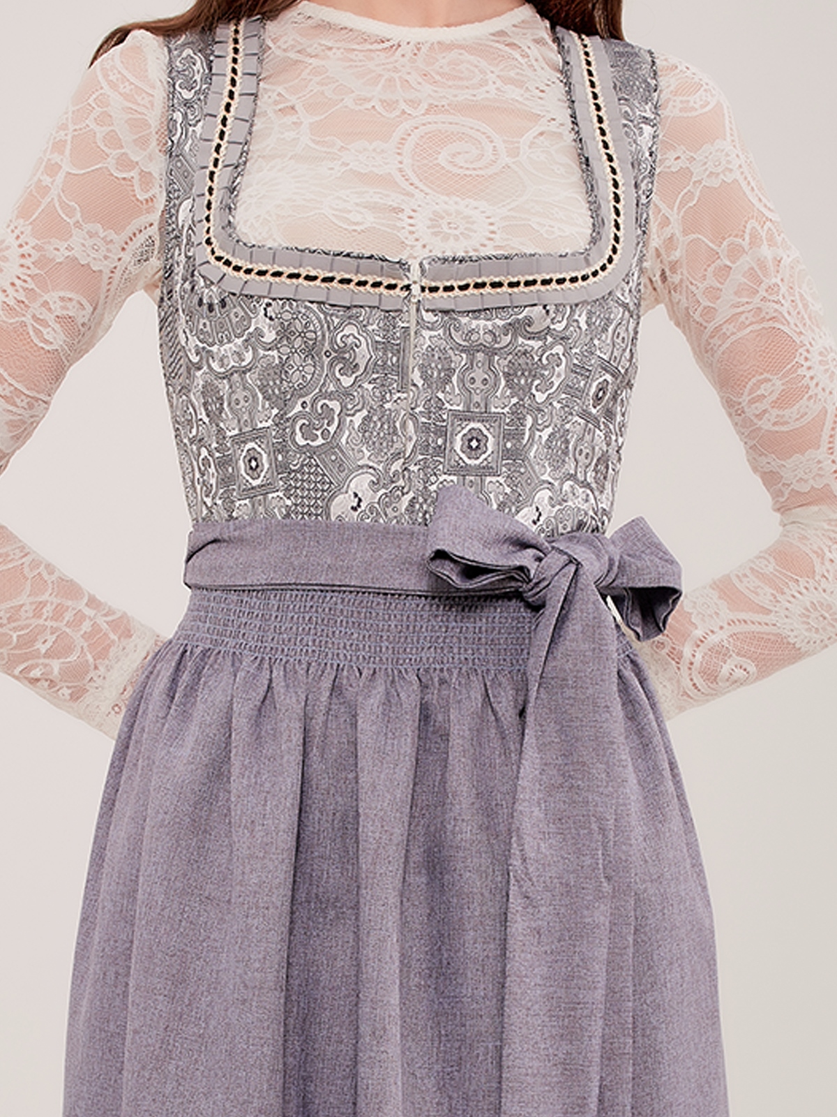 Moderne Dirndl Bluse in Grau – perfekt für den urbanen Look