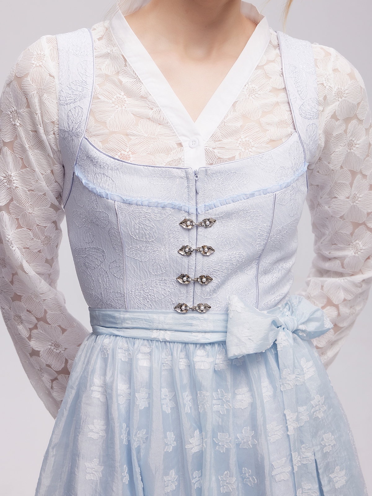 Dirndl Gelb Samt in eleganter Pose