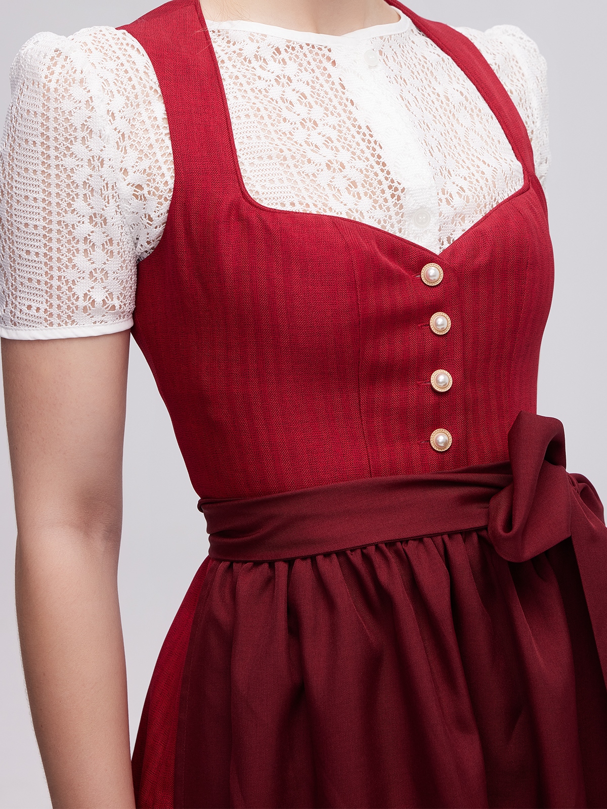 Modernes rotes Dirndl mit floralen Akzenten