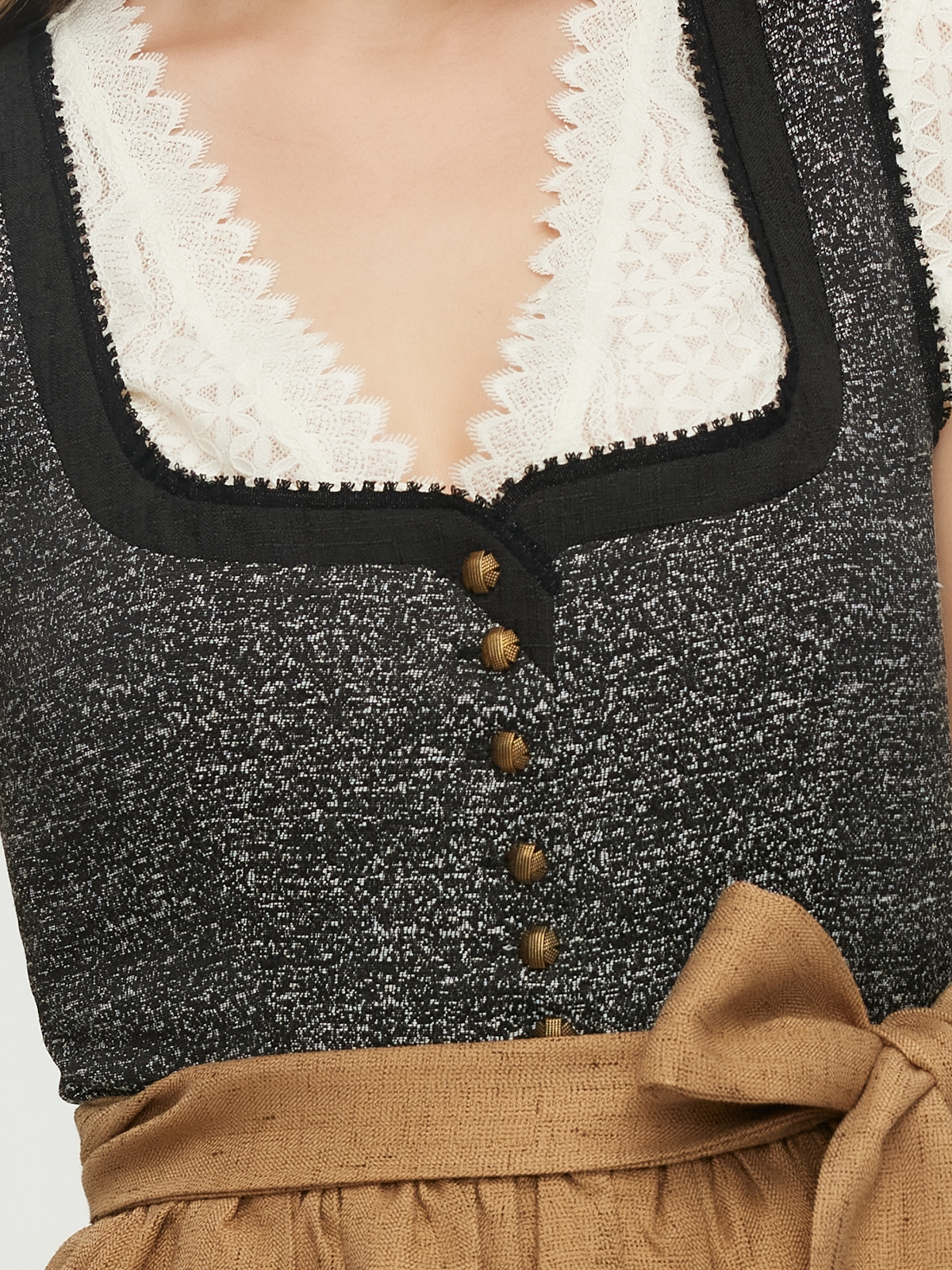 Modernes Dirndl in blau hochgeschlossen