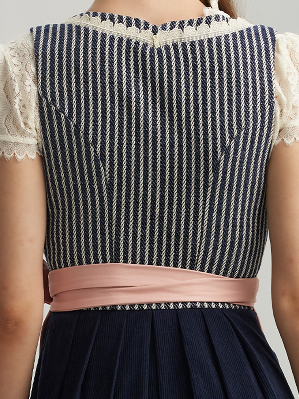 Elegantes blaues Dirndl mit langärmliger Bluse