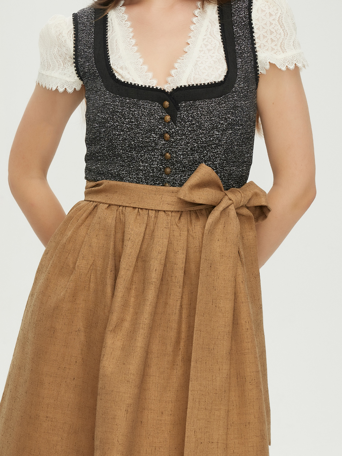 Elegantes schwarzes Dirndl mit Midi-Länge