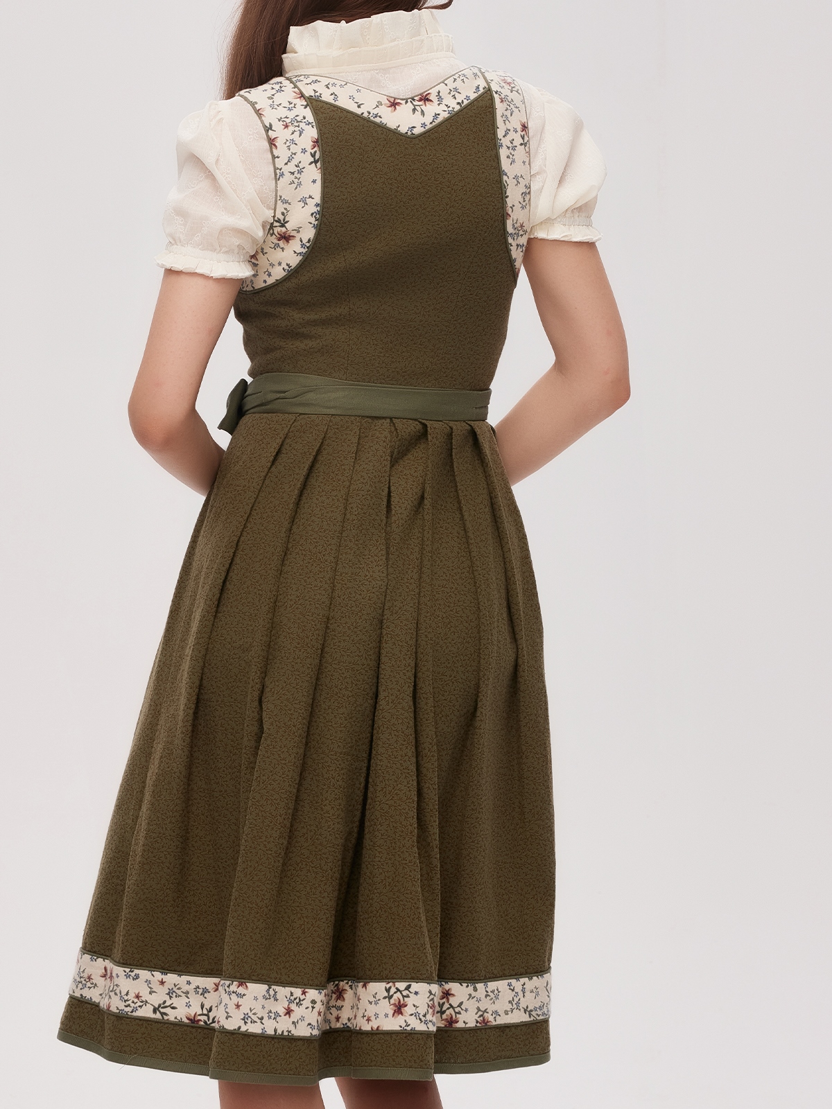 Modernes Dirndl in Waldgrün – Eleganz und Tradition vereint