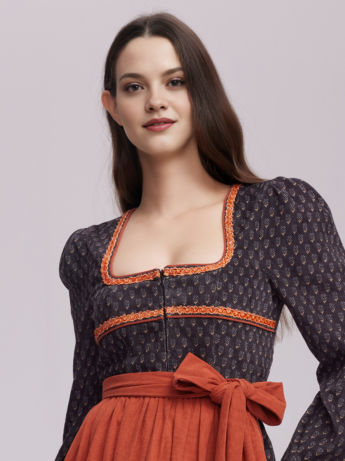 Modernes schwarzes Dirndl mit schlankem Schnitt