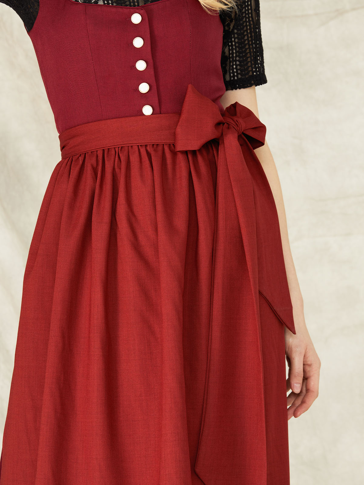 Dirndl in Rot mit schwarzem Mieder