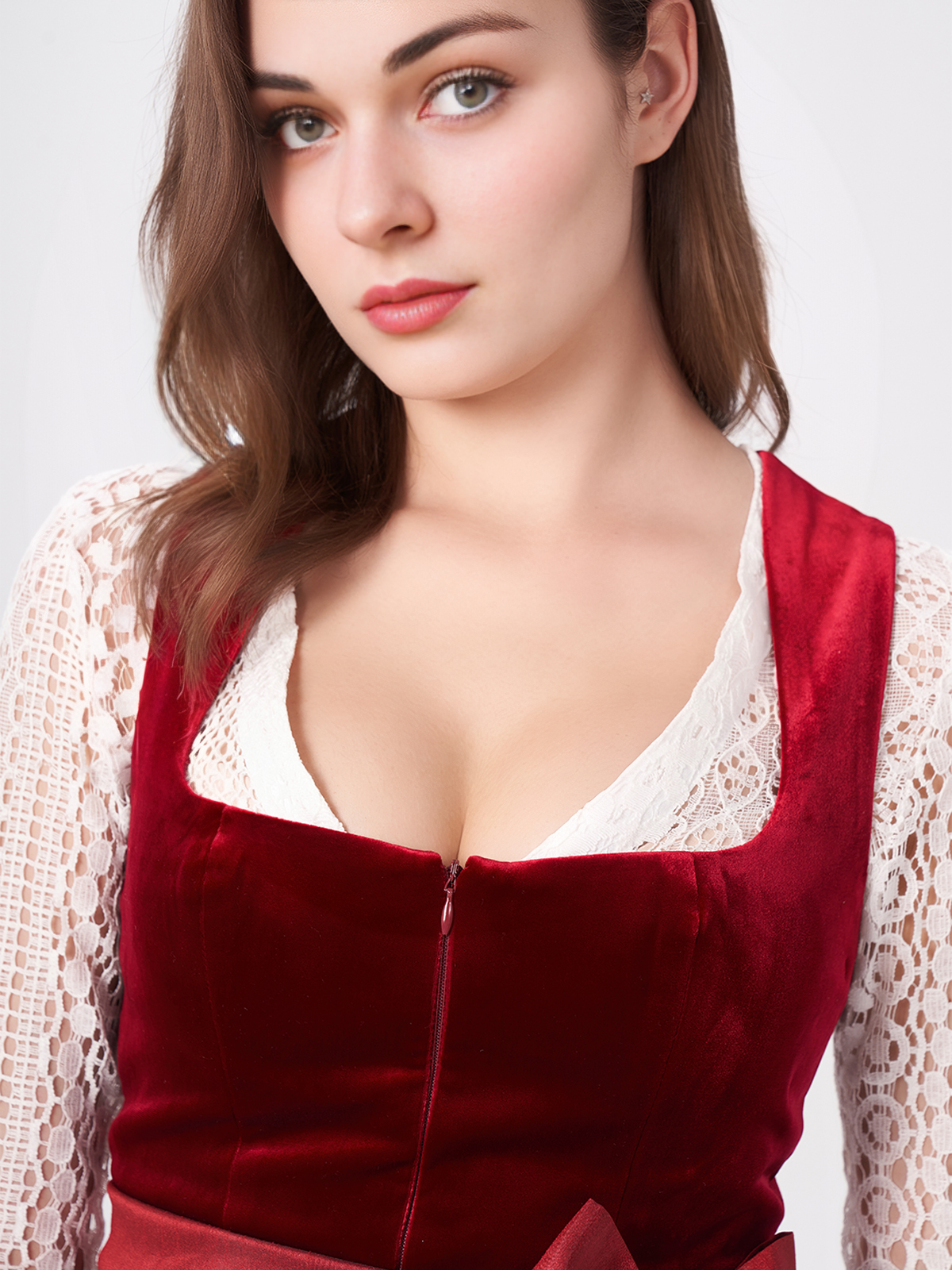 Modernes rotes Dirndl mit V-Ausschnitt Bluse