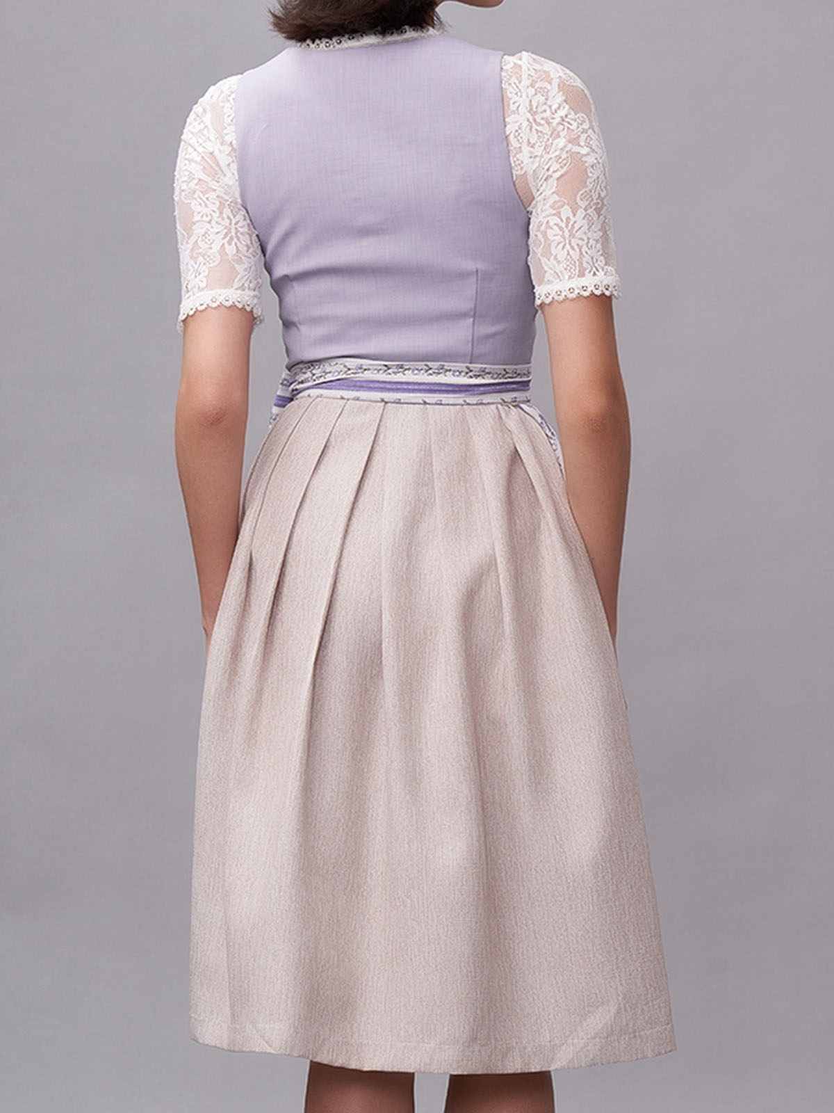 Modernes Dirndl in Lila – perfekt für festliche Anlässe