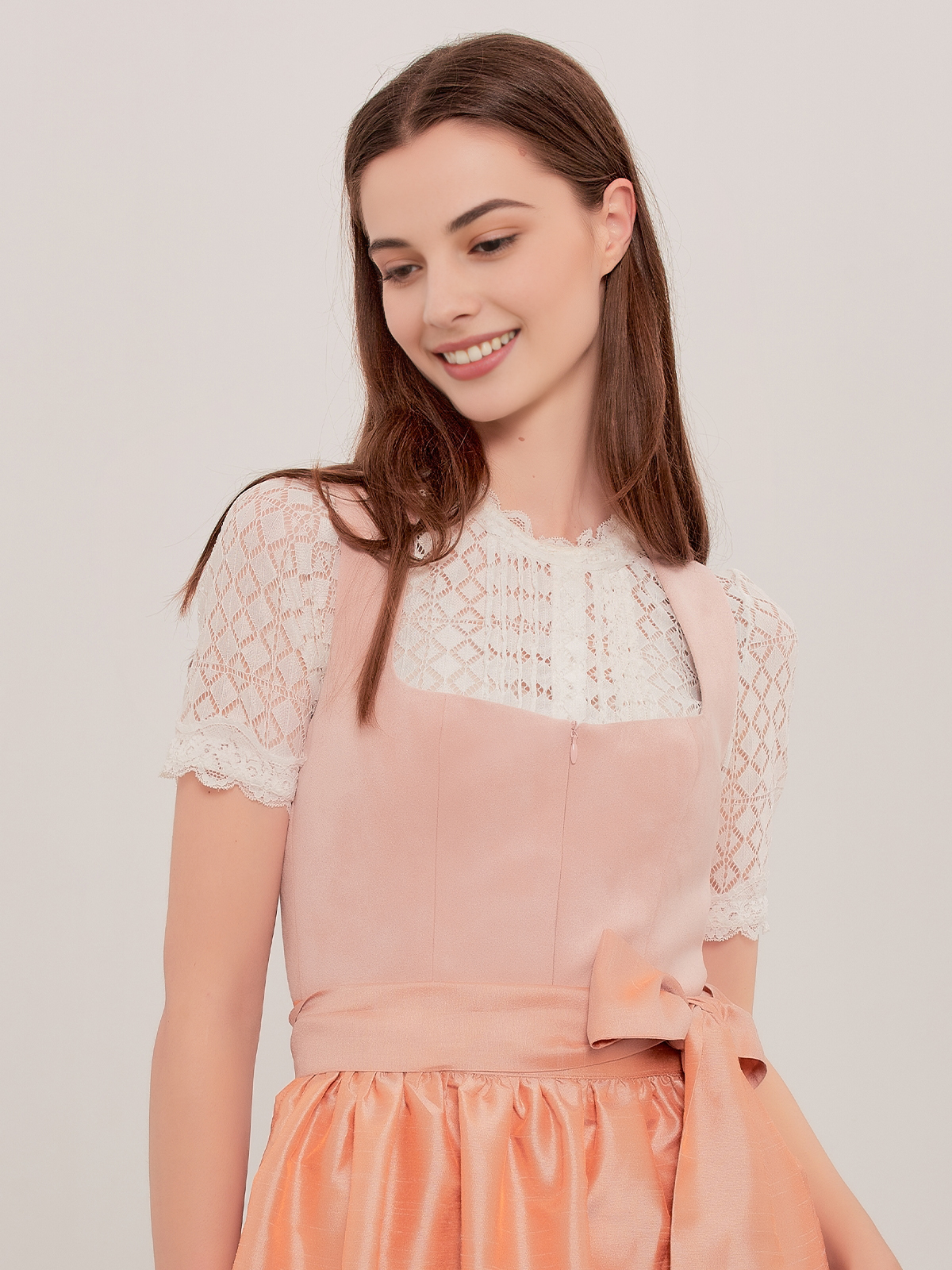 Modernes Dirndl in Rosa – schmal geschnitten und alltagstauglich