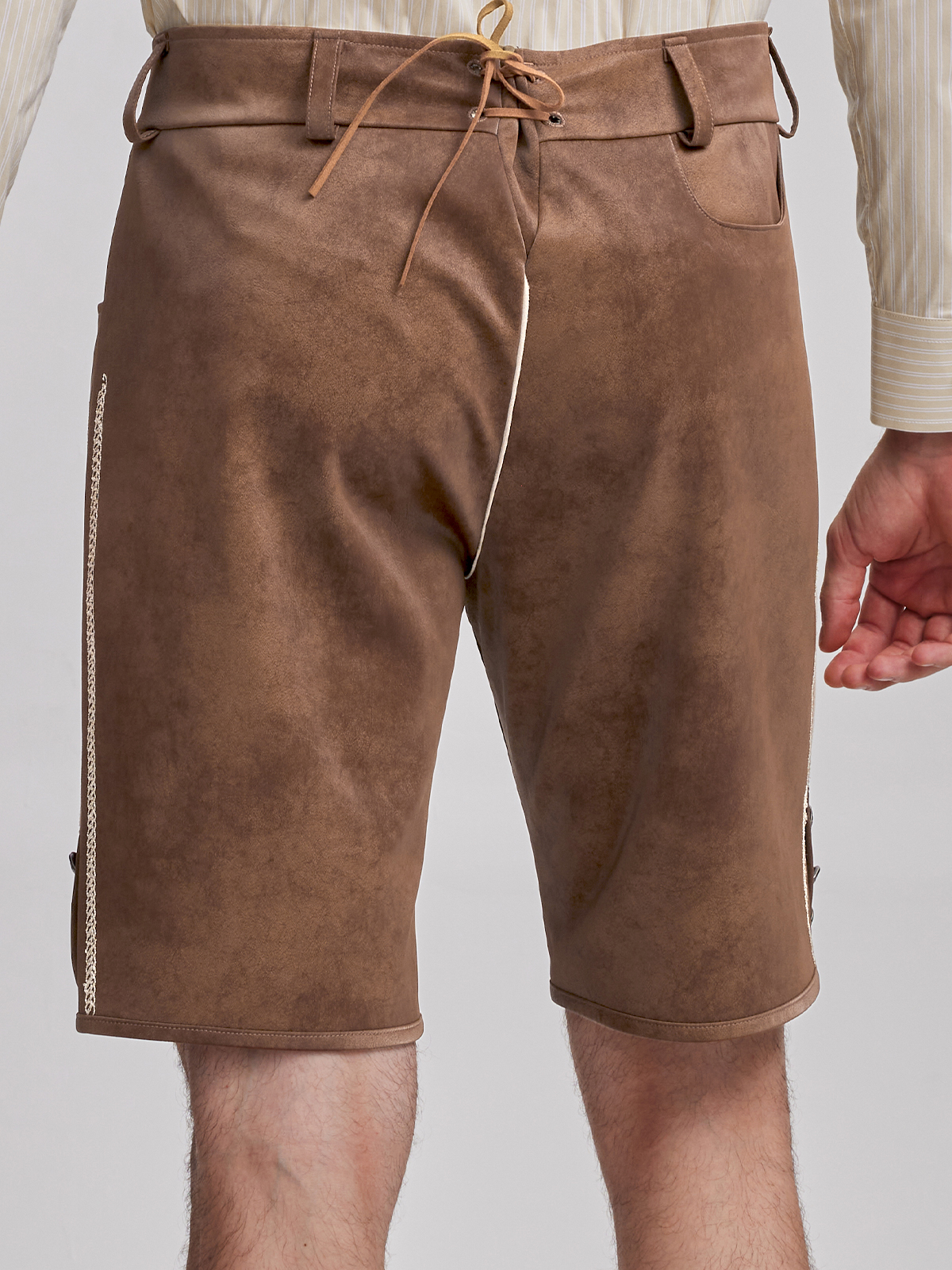 Ein modernes Dirndl in Braun mit Lederhosen-Elementen