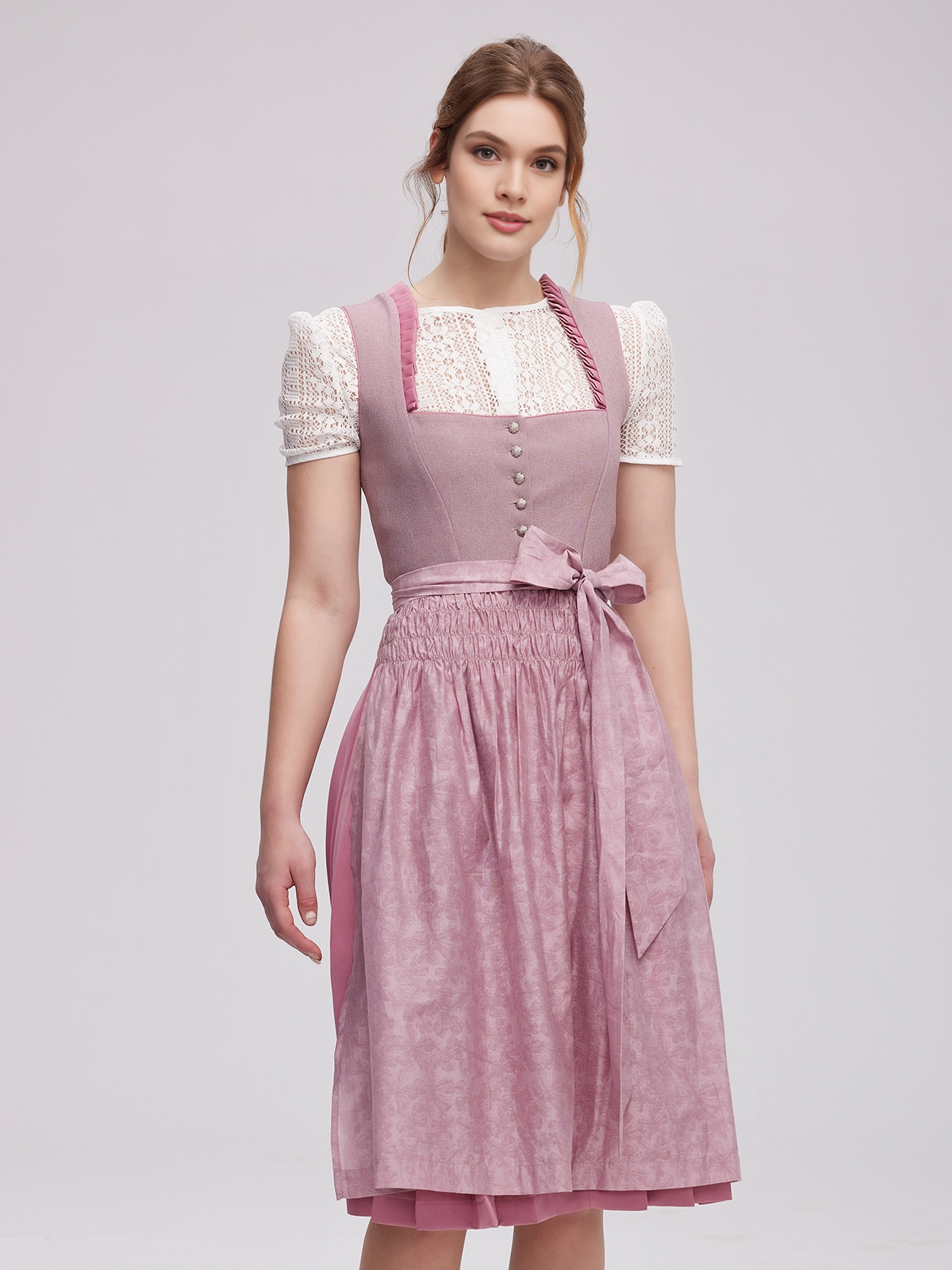 Traditionelles blaues Dirndl mit floralen Details