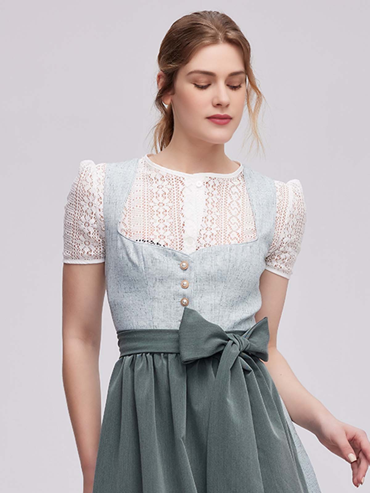 Dirndl Holz vor der Hüttn in Grün