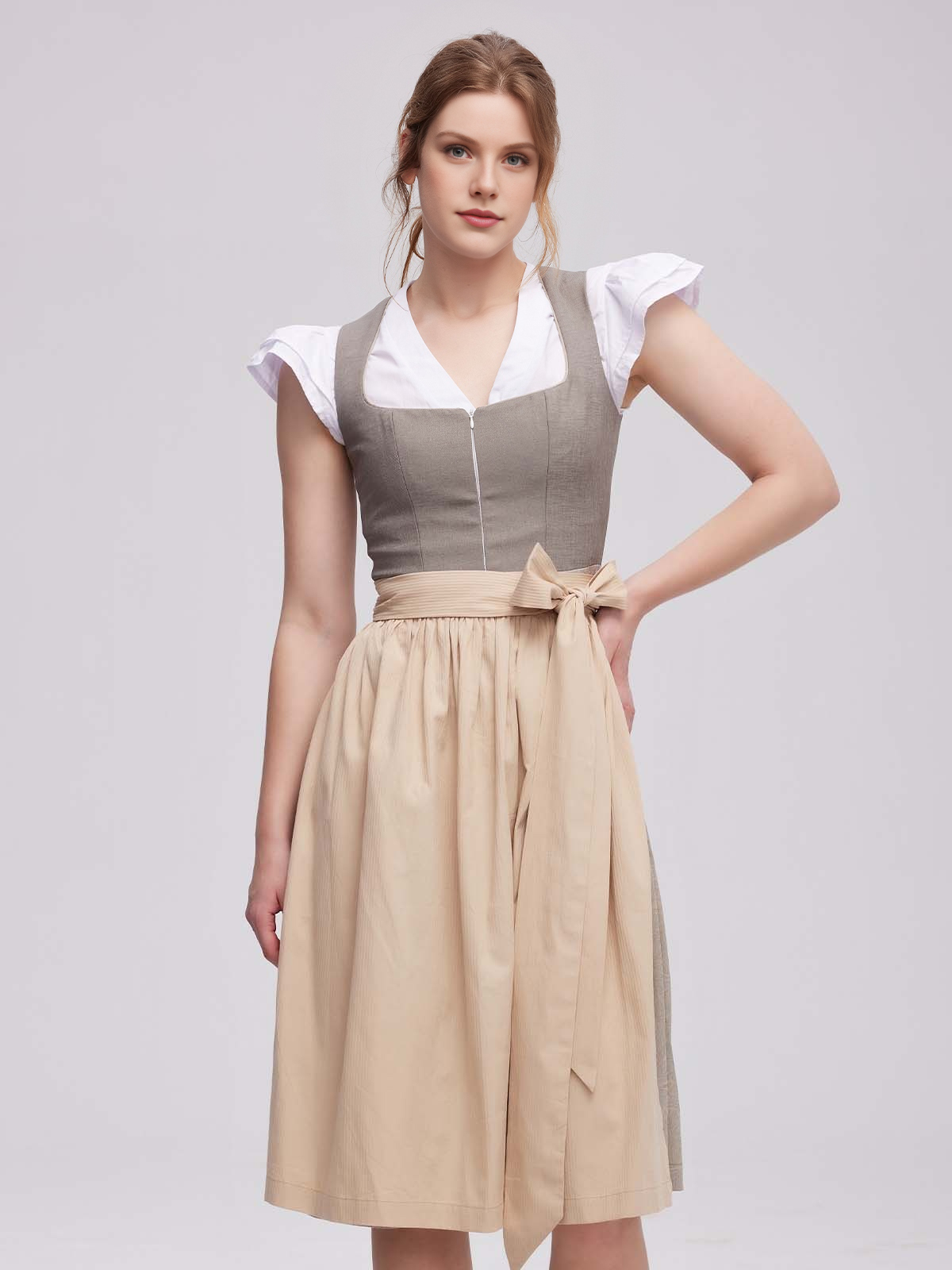 Modernes Dirndl in Grau mit floralen Akzenten