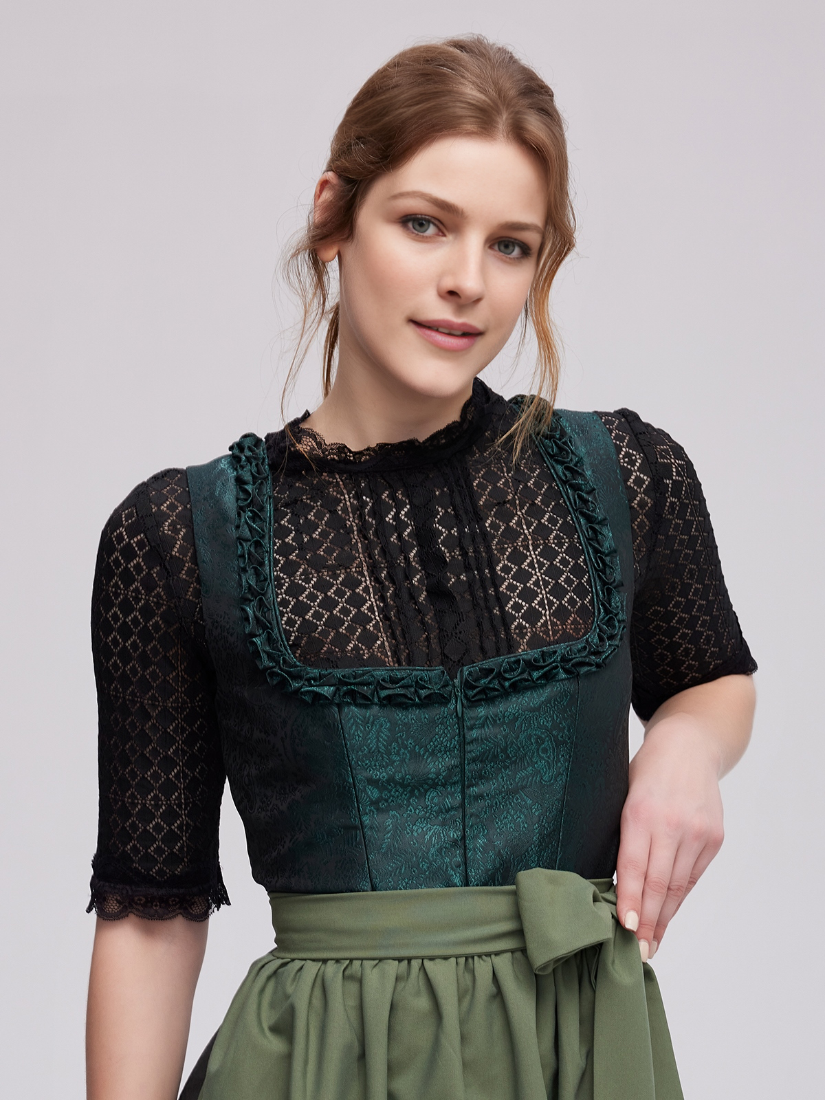Modernes Dirndl in Grün – perfekt für den Stadtlook