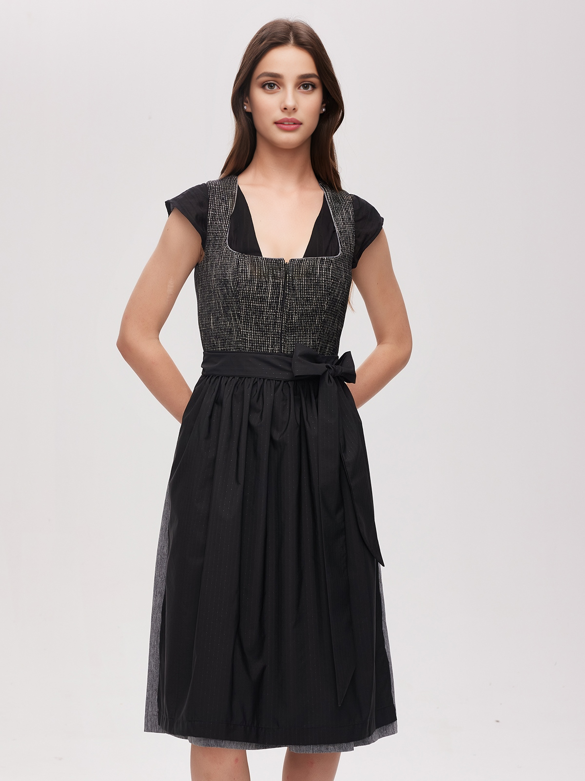 Dirndl Rocklänge 70 cm in Schwarz – zeitlos und stilvoll