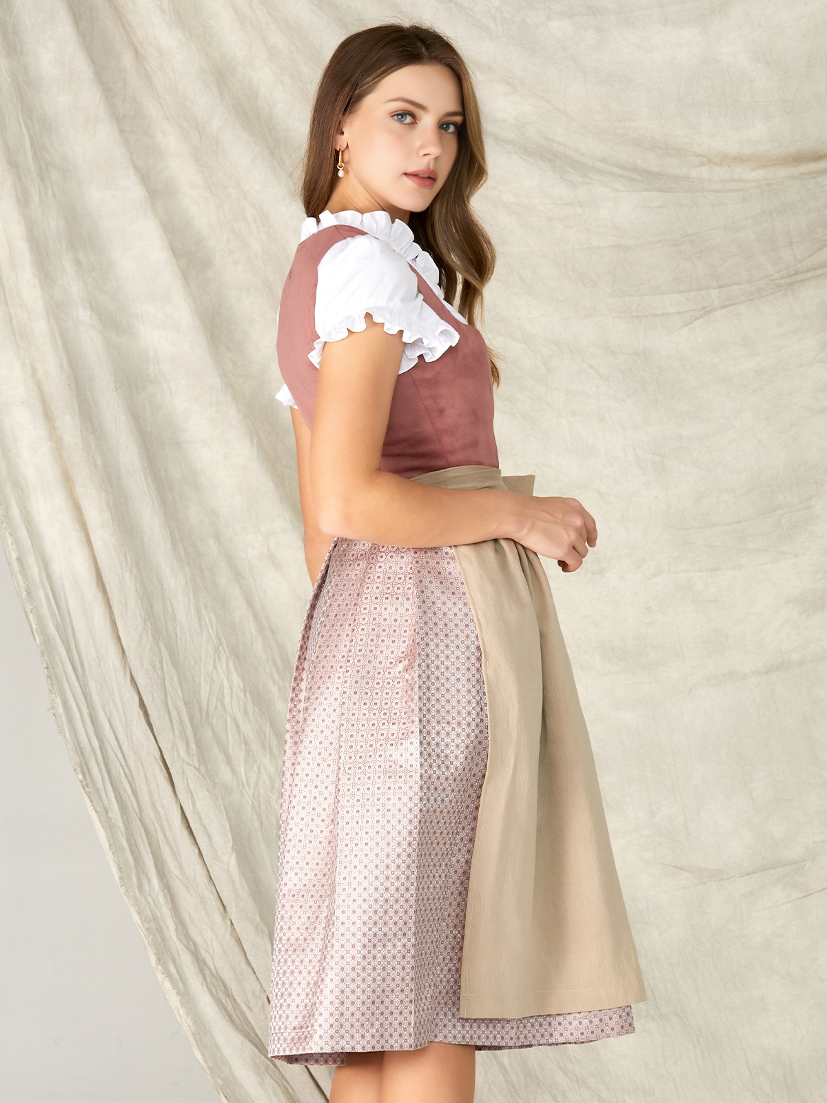 Elegantes blaues Dirndl mit floralen Details