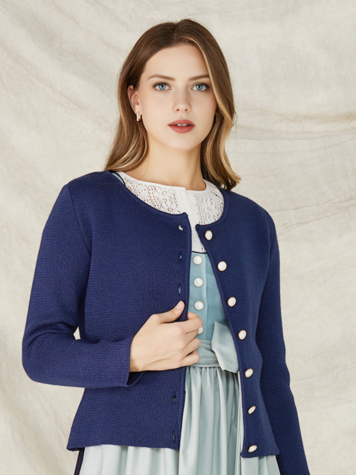 Dirndl-Stil mit blauer Strickjacke
