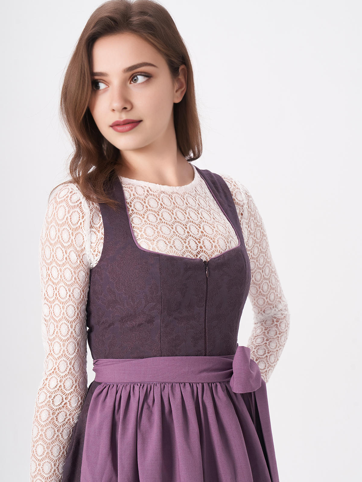 Dirndl in Lila – Eleganz und Charme
