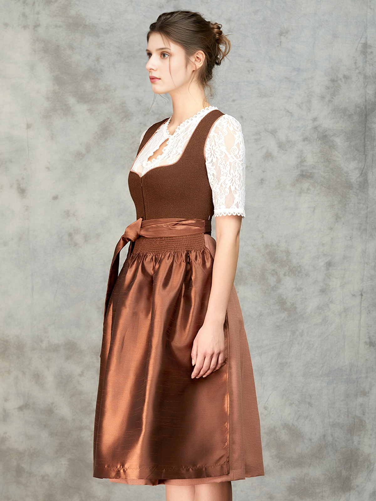 Dirndl in Braun mit orange Schürze
