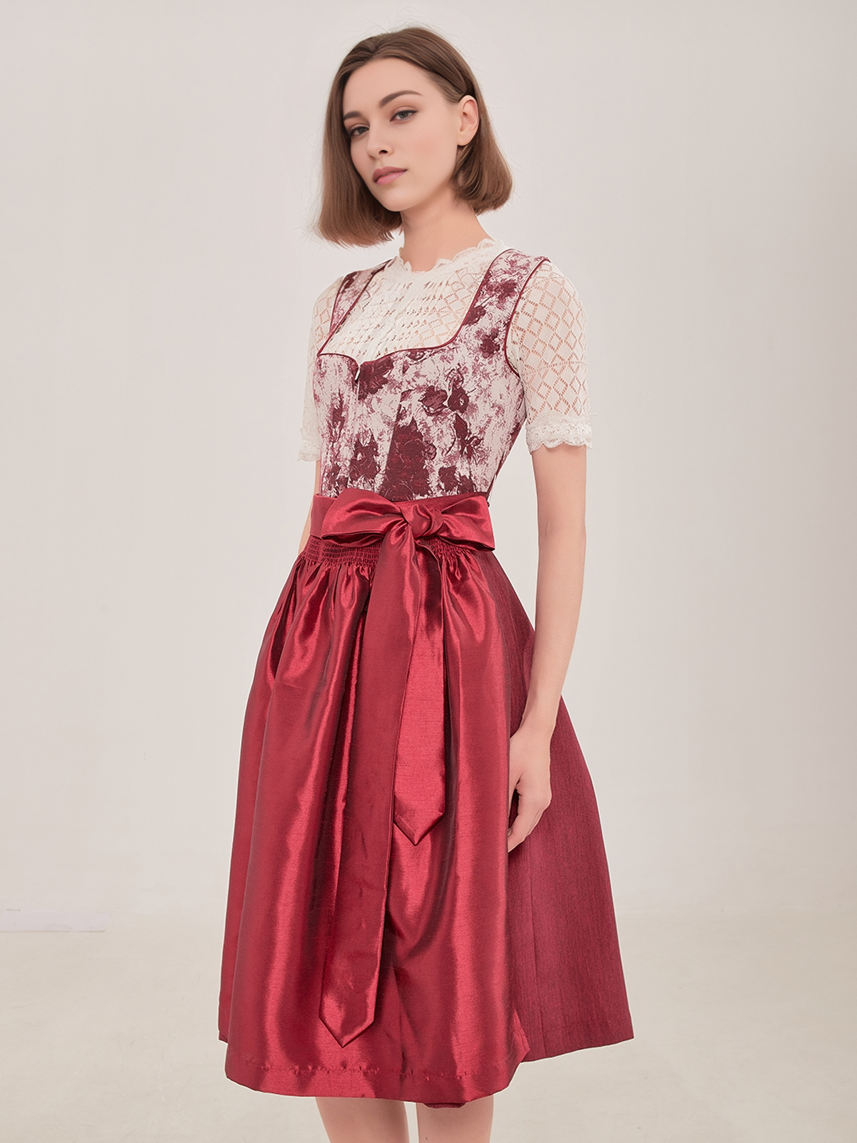 Dirndl in Rot – Eleganz und Tradition