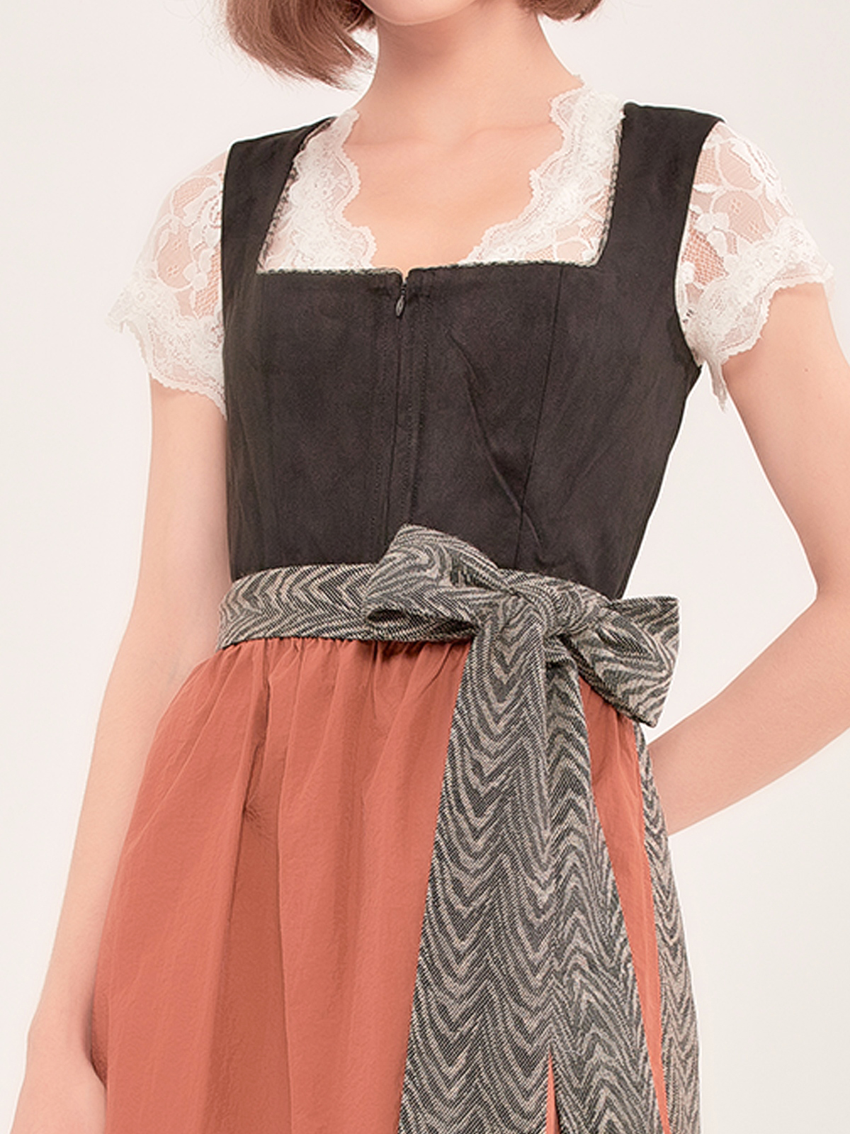 Modernes schwarzes Dirndl mit floralen Details