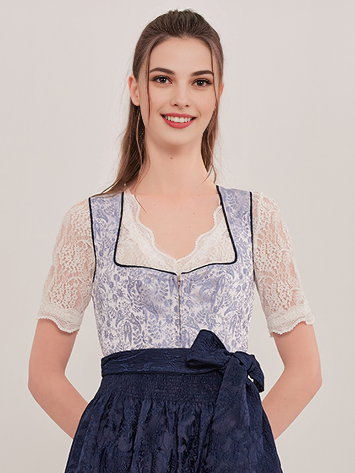 Dirndlbluse mit V-Ausschnitt in Blau