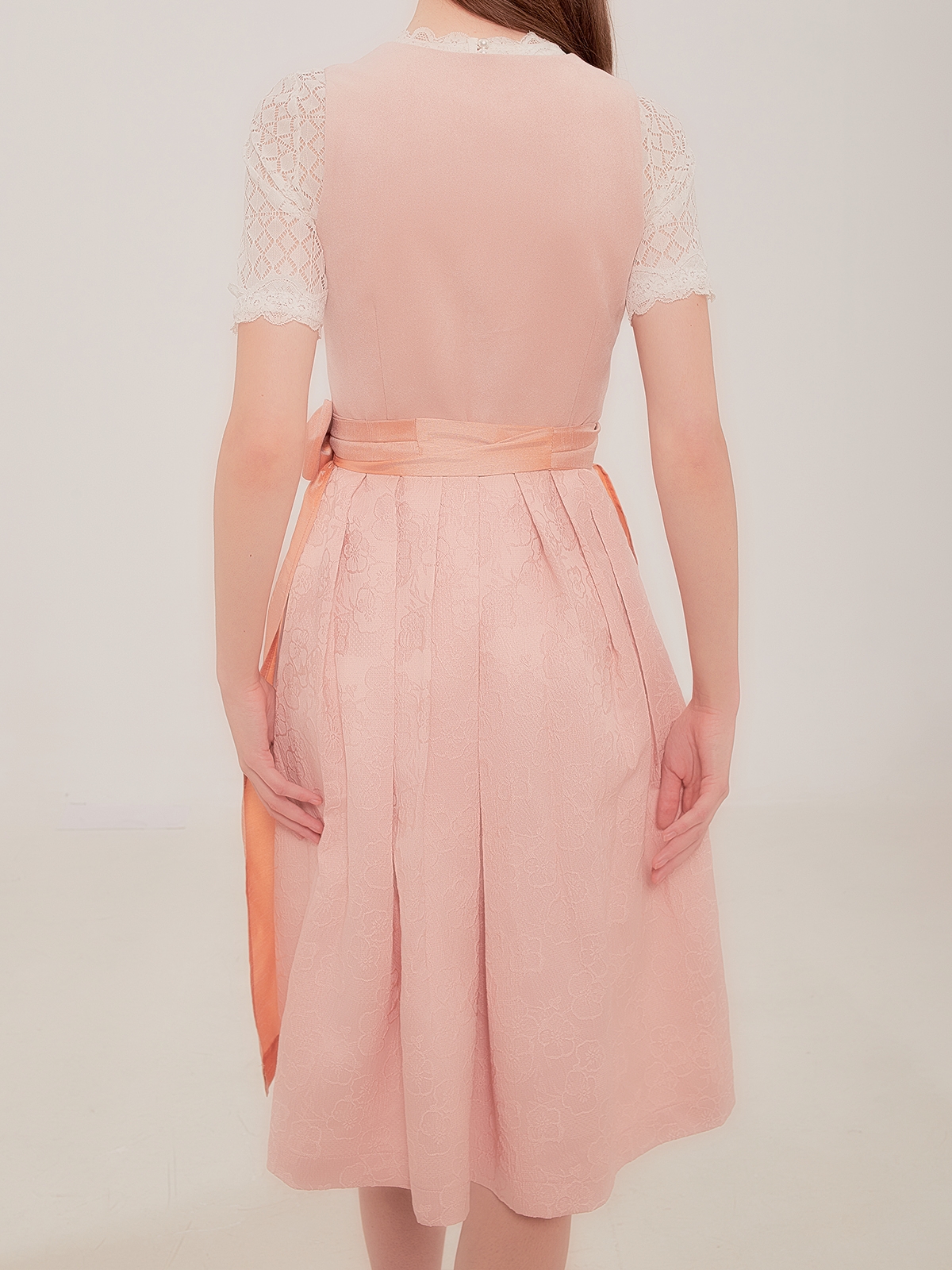 Dunkelrote Bluse im Dirndl-Stil