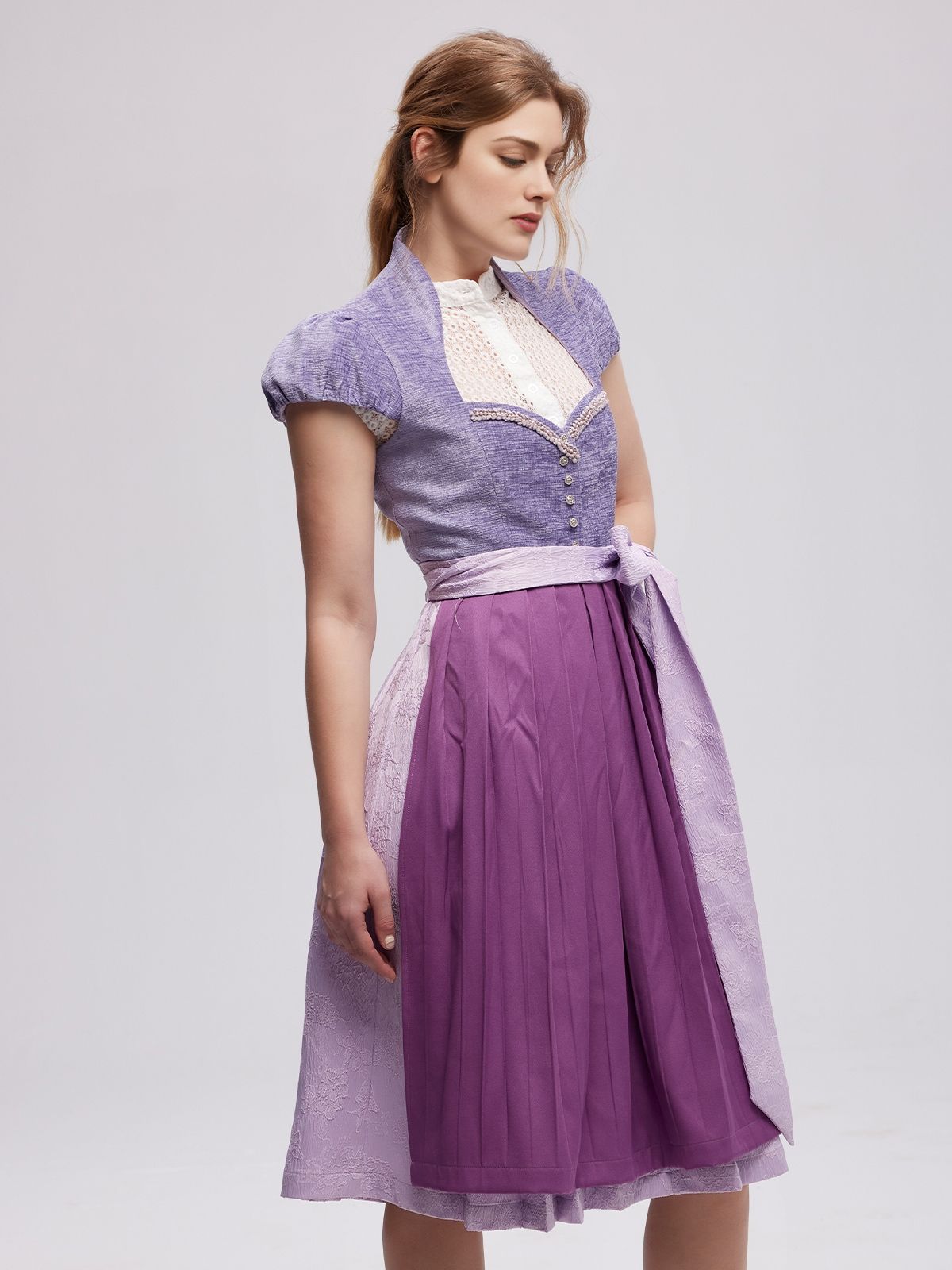 Grünes Dirndl mit floralen Details