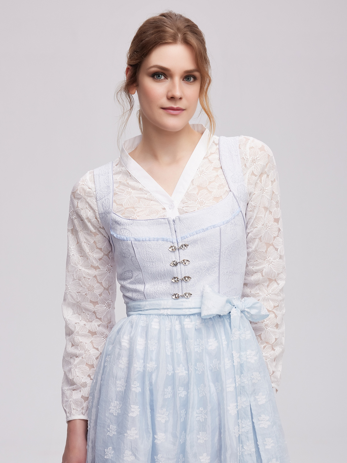 Dirndl in Blau – ein zeitloser Look