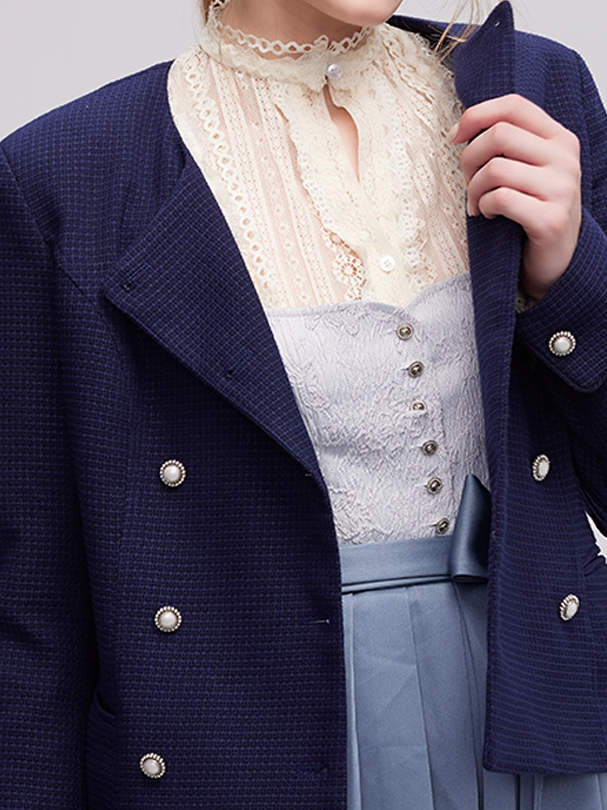 Dunkles Dirndl mit blauer Jacke