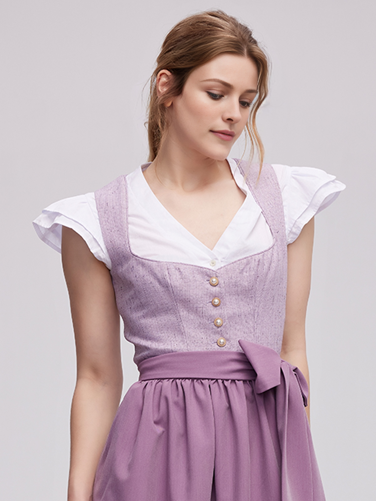 Lila Diendl mit Stickereien