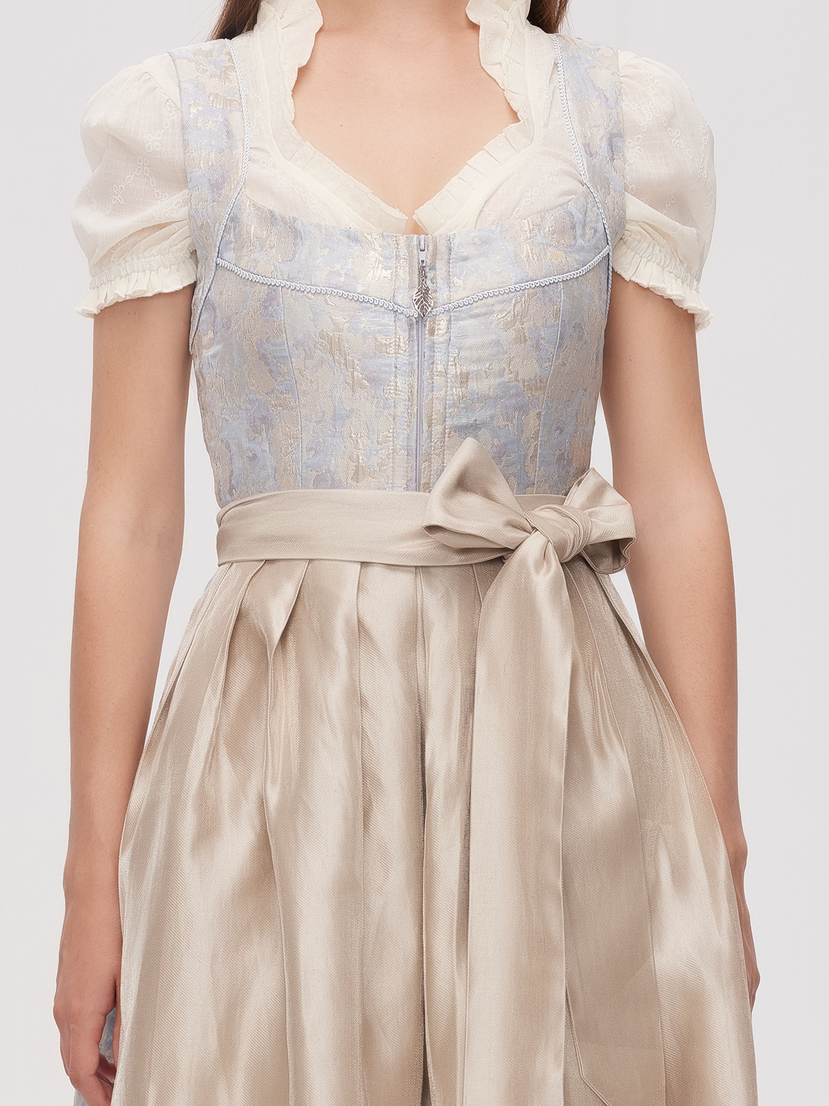 Elegantes blaues Dirndl mit floraler Schürze