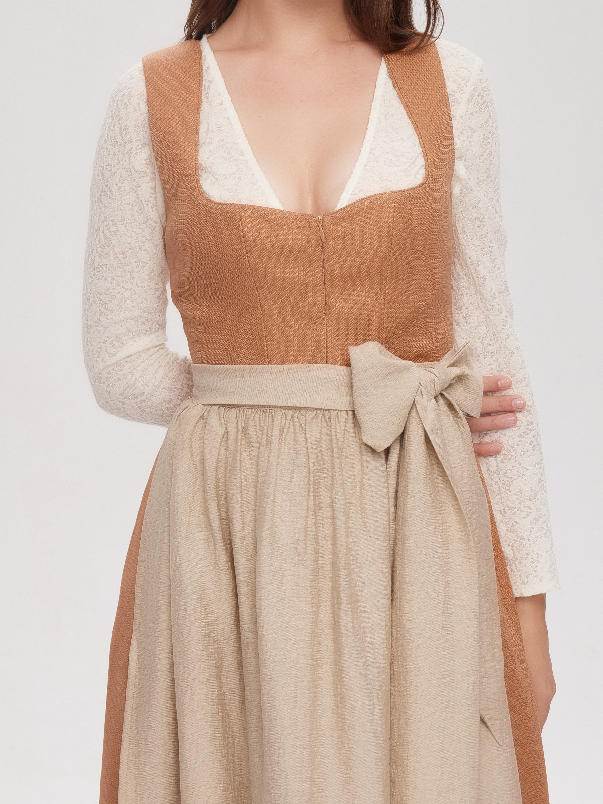 Braunes Dirndl mit modernem Twist