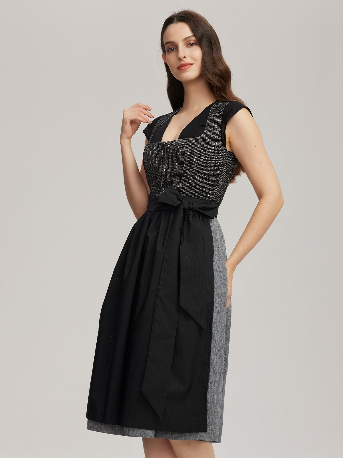 Dirndl mit geradem Ausschnitt in Schwarz