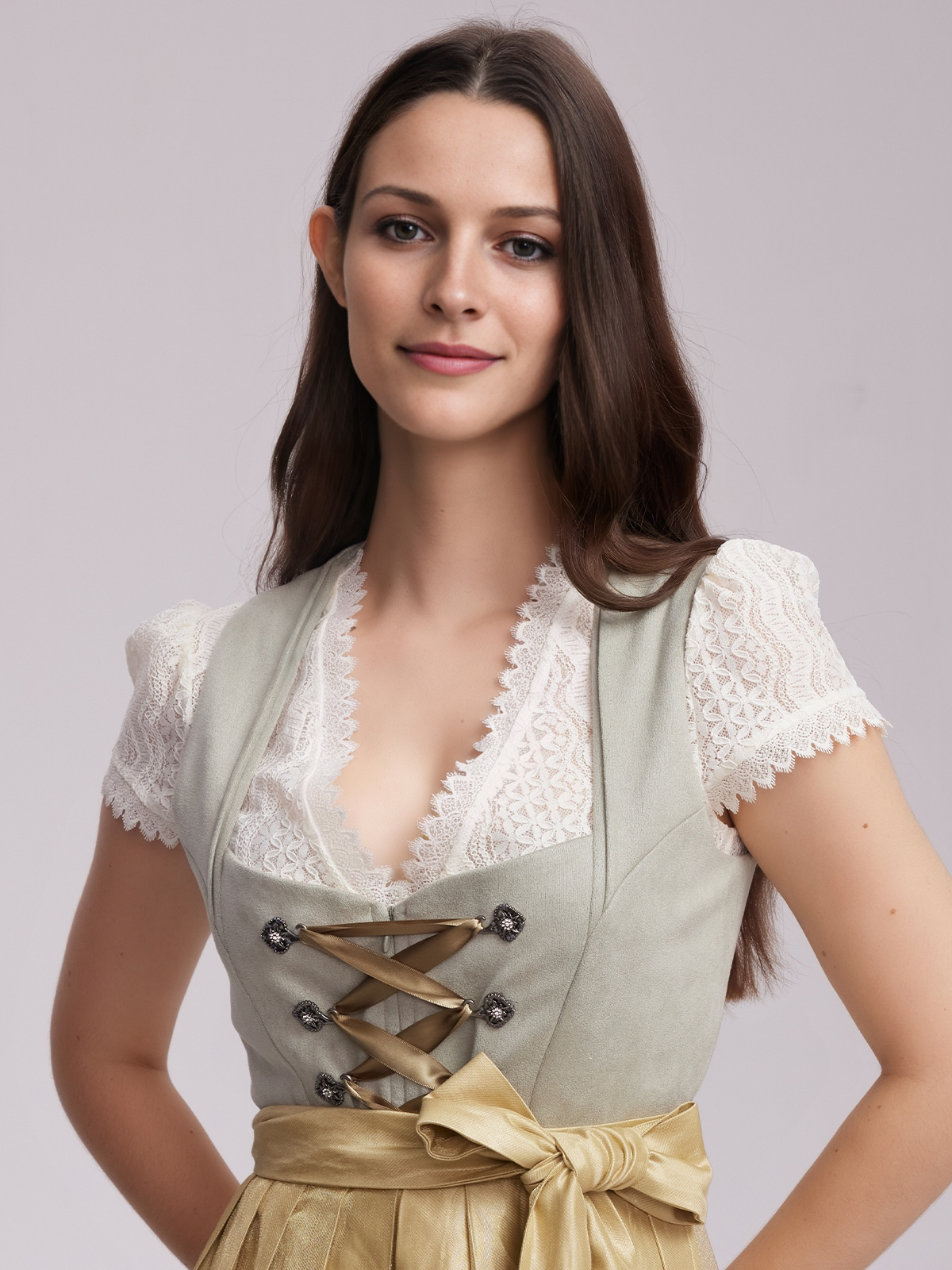 Modernes Dirndl in Grün mit dekorativem Ausschnitt