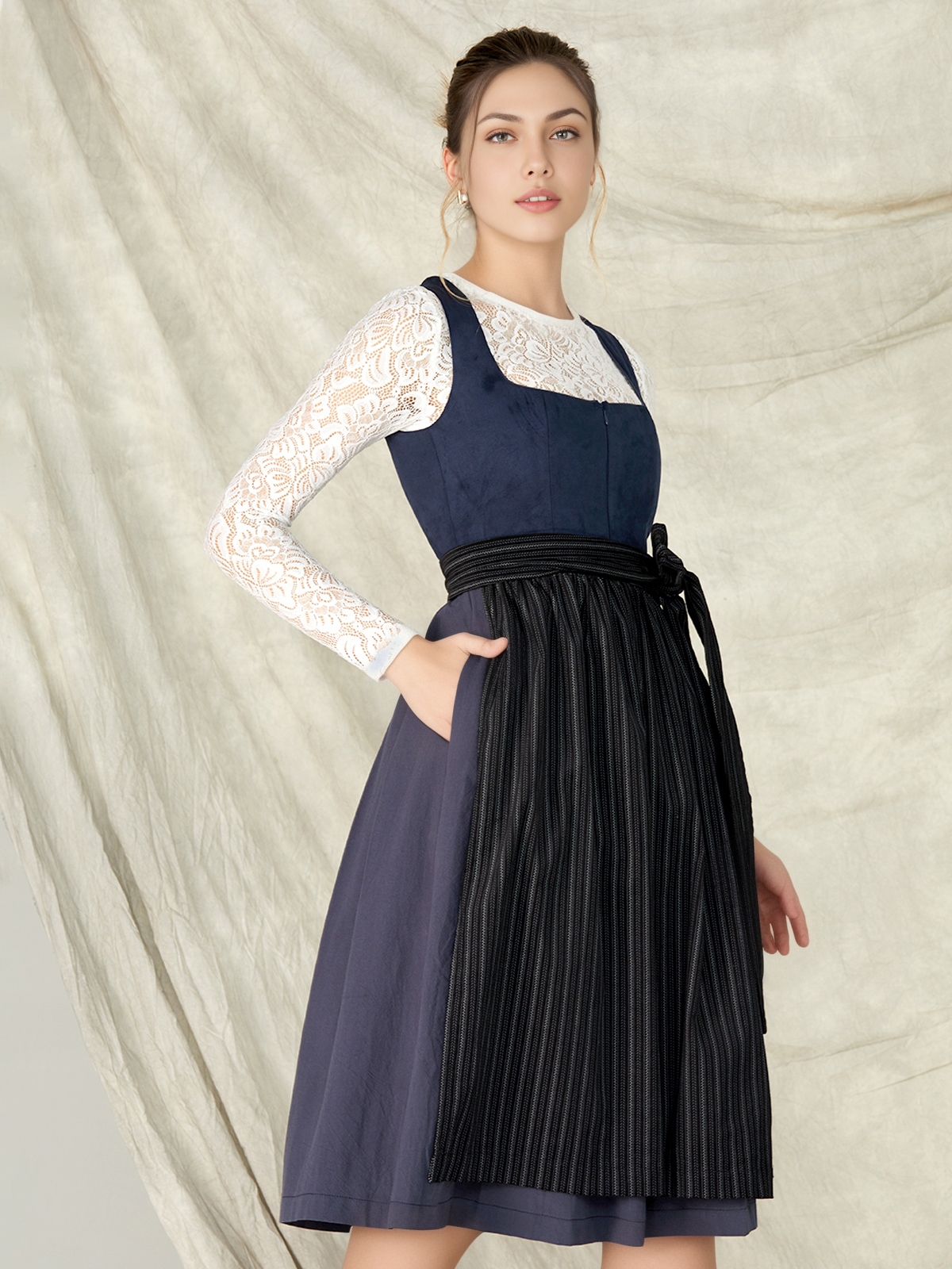 Modernes blaues Dirndl mit floralen Akzenten