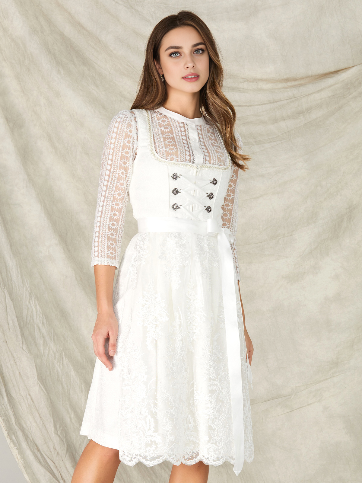 Modernes Dirndl mit Herzausschnitt