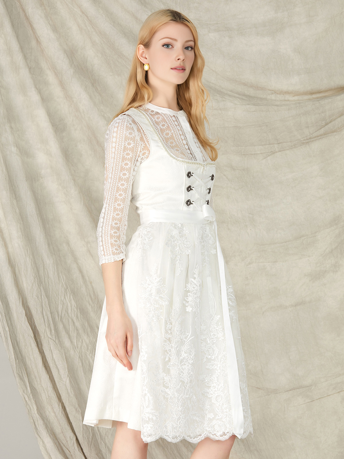 Dirndl Eisblau mit Spitzenbesatz