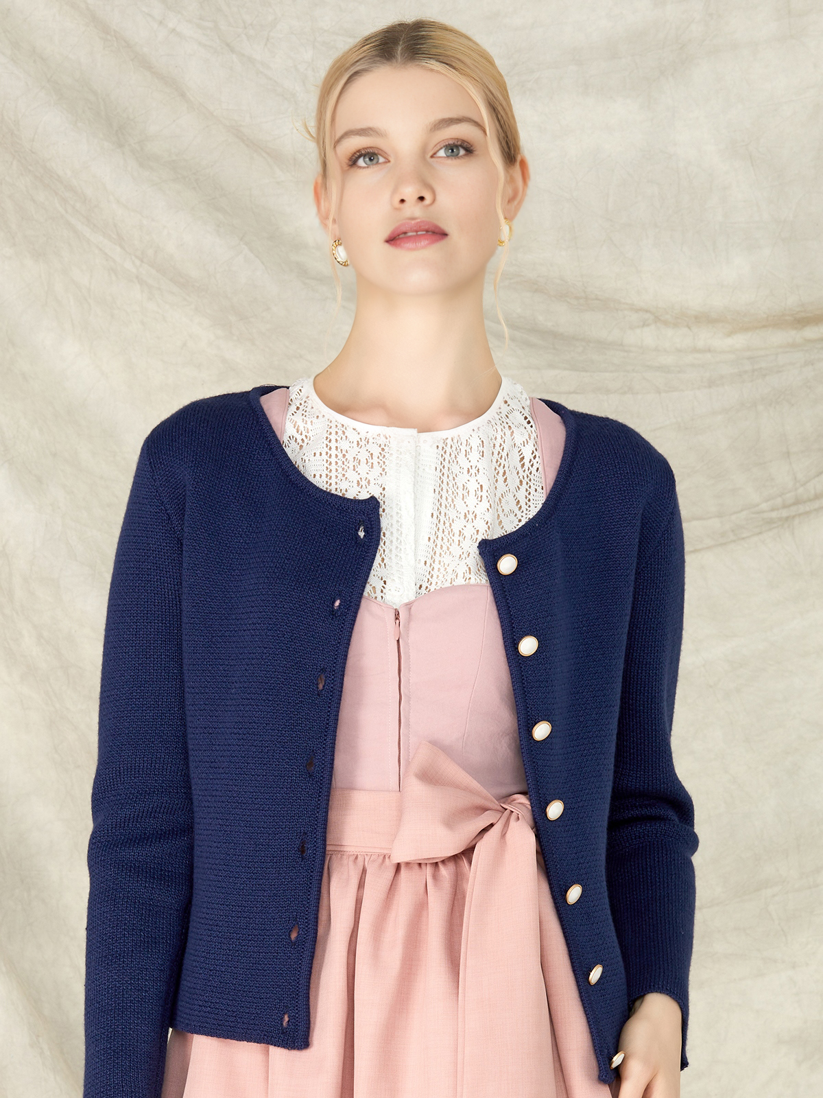 Modernes grünes Dirndl mit schlanker Silhouette