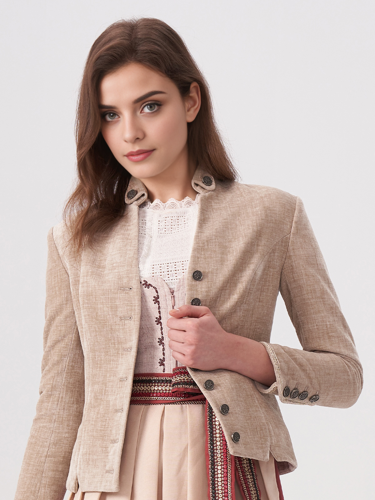 Dirndl in Beige und Grün – ein zeitloser Klassiker