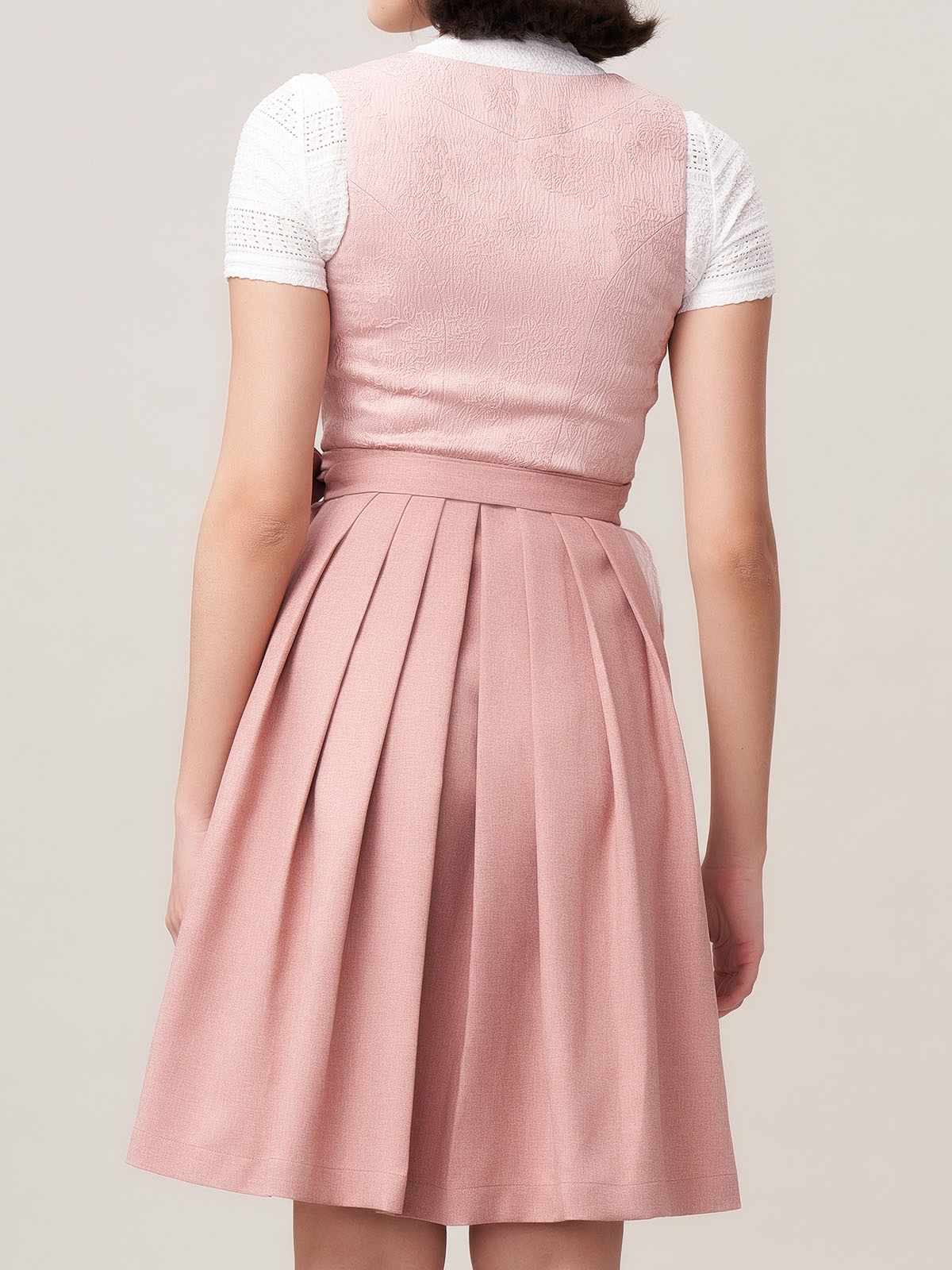 Dirndl in Rosa mit dunkelblauer Bluse