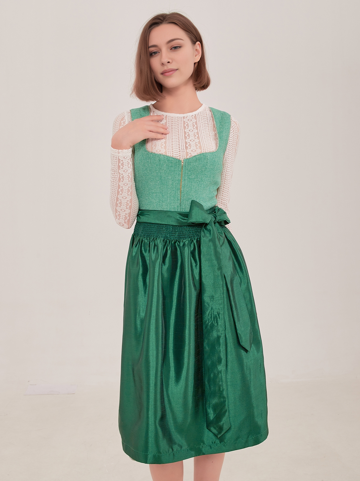 Modernes Dirndl in Blau mit floralen Akzenten