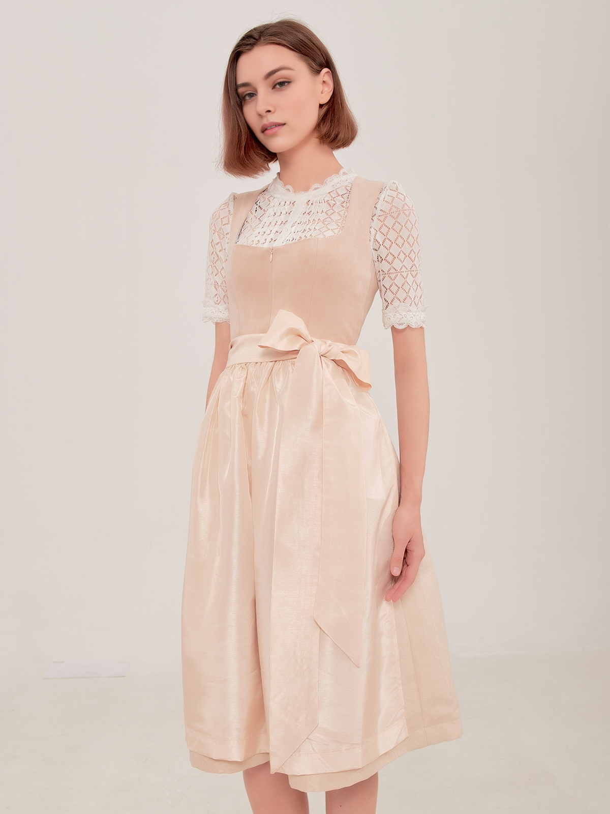 Dirndl grau blau in eleganter Atmosphäre